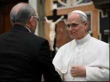 Papa Leão XIV saúda embaixadores hoje (16) no Vaticano.