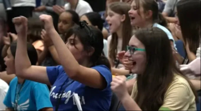 Jovens estudantes comemoram em assembleia na Bishop O'Connell High School ?? 