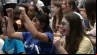 Jovens estudantes comemoram em assembleia na Bishop O'Connell High School em Arlington, Virgínia, EUA, em 10 de maio de 2025.