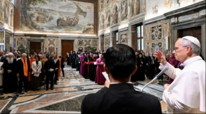 Papa Leão XIV cumprimenta pessoas presentes em audiência sobre ecumenismo e diálogo inter-religioso no Vaticano ?? 