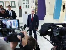 O presidente da Rússia, Vladimir Putin (centro) fala ontem (19) com jornalistas no Centro Educacional Sirius, em Sóchi, Rússia, depois de uma conversa telefônica com o presidente dos EUA, Donald Trump.