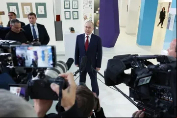 Vladimir Putin fala com jornalistas depois de uma conversa telefônica com Donald Trump