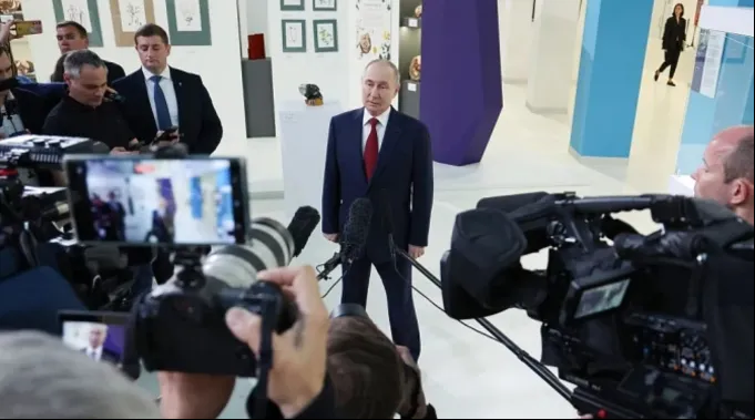Vladimir Putin fala com jornalistas depois de uma conversa telefônica com Donald Trump ?? 