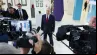 O presidente da Rússia, Vladimir Putin (centro) fala ontem (19) com jornalistas no Centro Educacional Sirius, em Sóchi, Rússia, depois de uma conversa telefônica com o presidente dos EUA, Donald Trump.