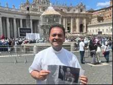 O arcebispo Humberto González na praça de São Pedro, no Vaticano, depois da missa de inauguração do pontificado de Leão XIV no último domingo (18).