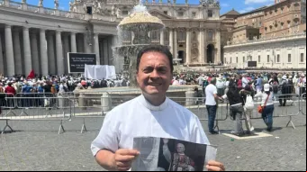 O arcebispo Humberto González na praça de São Pedro, no Vaticano, depois da missa de inauguração do pontificado de Leão XIV no último domingo (18).