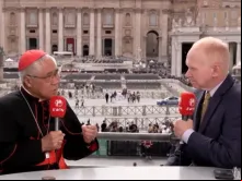 O arcebispo de Singapura, cardeal William Goh, fala com Matthew Bunson, vice-presidente da EWTN, na última segunda-feira (19).