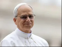 Papa Leão XIV sorri hoje (21) em sua primeira audiência geral na praça de São Pedro, no Vaticano.