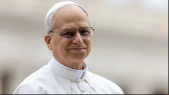 Papa Leão XIV sorri hoje (21) em sua primeira audiência geral na praça de São Pedro, no Vaticano.