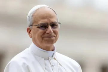 Papa Leão XIV sorri em sua primeira audiência geral na praça de São Pedro em 21 de maio de 2025