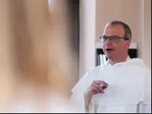 O padre dominicano Thomas White, reitor do Angelicum, fala à EWTN News.