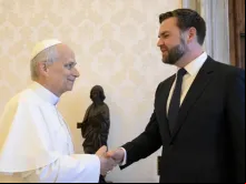 Papa Leão XIV cumprimenta o vice-presidente dos EUA, J.D. Vance, na biblioteca papal, no Vaticano, na última segunda-feira (19).
