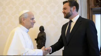 Papa Leão XIV cumprimenta o vice-presidente dos EUA, J.D. Vance, na biblioteca papal, no Vaticano, na última segunda-feira (19).