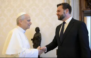 Papa Leão XIV cumprimenta o vice-presidente dos EUA, J.D. Vance, na biblioteca papal, no Vaticano, na última segunda-feira (19).