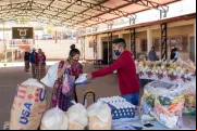 Distribuição de alimentos pela Catholic Relief Services para crianças em idade escolar em escola do departamento de Totonicapán, Guatemala, com a ajuda de pais voluntários.