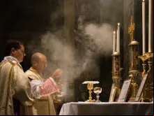 Padre celebra missa tradicional em latim na igreja de São Pancrácio, em Roma.