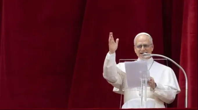 Papa Leão XIV canta  a oração Regina Caeli em varanda com vista para a Praça de São Pedro em 11 de maio de 2025 ?? 