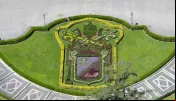 Brasão de Leão XIV formado por flores é instalado nos jardins do Vaticano