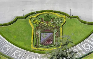 Brasão de Leão XIV nos jardins do Vaticano.