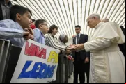 Leão XIV se encontra com funcionários da Santa Sé e suas famílias na Aula Paulo VI, no Vaticano, em 24 de maio de 2025.