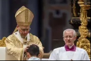 O papa Leão XIV impõe as mãos sobre um dos 11 padres ordenados hoje (31) na basílica de São Pedro, no Vaticano.