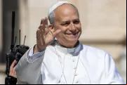 Papa Leão XIV saúda fiéis hoje (1) na praça de São Pedro, no Vaticano.