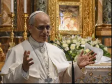 Papa Leão XIV discursa diante de ícone de Nossa Senhora no santuário da Mãe do Bom Conselho em Genazzano, Itália, em 10 de maio de 2025.