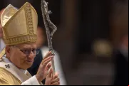 Papa Leão XIV saúda fiéis na basílica de São Pedro, no Vaticano, no último sábado (31).