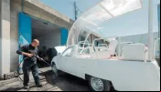 Papamóvel convertido em ambulância doado pelo papa Francisco ainda não entrou em Gaza