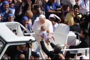 Papa Leão XIV abençoa criança hoje (4) na praça de São Pedro, no Vaticano, antes de iniciar sua catequese na terceira audiência geral de seu pontificado.