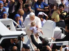 Papa Leão XIV abençoa criança hoje (4) na praça de São Pedro, no Vaticano, antes de iniciar sua catequese na terceira audiência geral de seu pontificado.