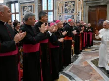 Papa Leão XIV recebe funcionários da Secretaria de Estado da Santa Sé ontem (5) no Vaticano.