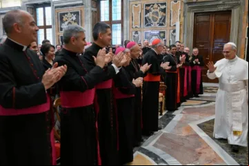 Papa Leão XIV recebe funcionários da Secretaria de Estado da Santa Sé no Vaticano em 5 de junho de 2025