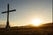 Cruz num campo. Imagem referencial.