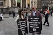 A polícia de Bruxelas, Bélgica, prendeu a ativista pró-vida Lois McLatchie Miller e o defensor da proteção às crianças Chris Elston em 5 de junho por exibirem pacificamente cartazes que defendiam a proteção de crianças contra tratamentos médicos de redesignação sexual.