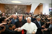 Papa Leão XIV cumprimenta sacerdotes da diocese de Roma hoje (12) na Aula Paulo VI, no Vaticano.