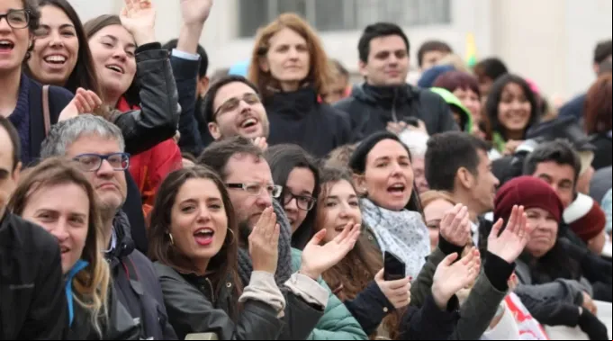 Peregrinos na praça de São Pedro em 2016 ?? 