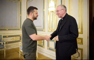 Imagem do encontro entre o presidente da Ucrânia, Volodymyr Zelensky, e o Secretário de Estado da Santa Sé, cardeal Pietro Parolin.