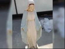 Estátua da Virgem Maria profanada pelo ISIS que será abençoada pelo Papa em Erbil, Iraque. Crédito: Rocchi