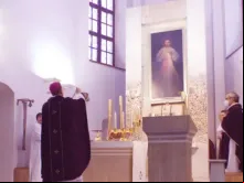 Cardeal Gintaras Grusas celebra missa no Santuário da Divina Misericórdia em Vilna, Lituânia. Crédito: Arquidiocese de Vilna.