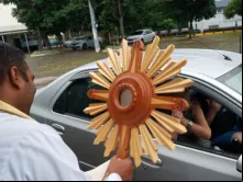 Pe.Thiago Sardinha dá a Bênção com o Santíssimo aos doadores.