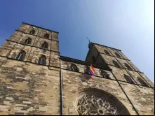 Bandeira do movimento LGBT na catedral de Osnabrück, Alemanha