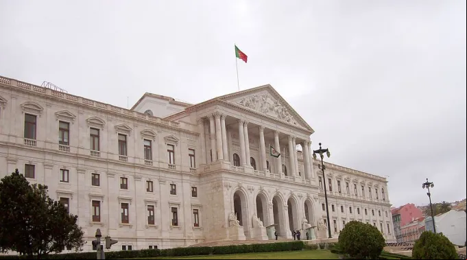 1024px-Palacio_de_Sao_Bento_Lissabon_2009.jpg ?? 