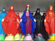Imagens de Nossa Senhora como heróis, personagens e diabo 