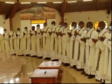 Ordenação de 25 diáconos de seis países africanos na Paróquia de São João Evangelista, Karen, arquidiocese de Nairobi, Quênia. Crédito: ACI África.