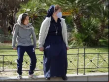 Ir. Victoria Kovalchuk com uma jovem refugiada em Atenas, Crecia, em abril de 2021. Crédito: Alexey Gotovsky