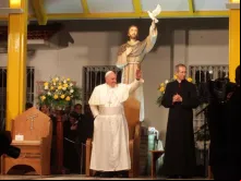 Papa Francisco junto à imagem de São Francisco de Assis no Rio de Janeiro durante a JMJ 2013.