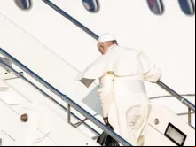 Papa Francisco embarca no avião que o levará a Moçambique.