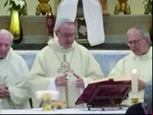 Pe. Probo Vaccarini (à esquerda) concelebrando a Missa em Rimini (Itália). Crédito: Vatican News.
