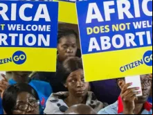Ativistas pró-família e pró-vida em uma reunião de oração organizada por CitizenGo, Nairobi (2019). Crédito: ACI África.